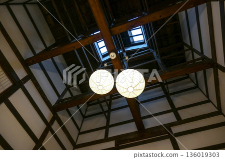 岩手縣盛岡市一座明治時代聯排別墅的開放式天花板和紙燈飾 岩手縣盛岡市一座明治時代聯排別墅的開放式天花板和紙燈飾 136019303