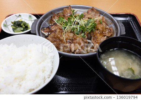 美味的味噌烤牛肋排套餐 136019794