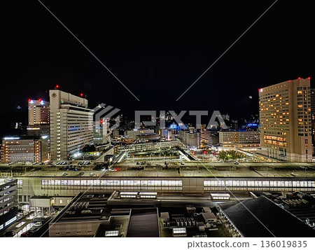 俯瞰廣島月台的夜景 _ JR廣島站北口 _ 新幹線月台 俯瞰廣島月台的夜景 _ JR廣島站北口 _ 新幹線月台 136019835