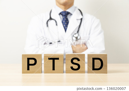 一塊寫著「創傷後壓力症候群」(PTSD)字樣的磚塊,旁邊還有一位醫生 一塊寫著「創傷後壓力症候群」(PTSD)字樣的磚塊,旁邊還有一位醫生 136020007