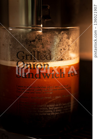 Concentrated and fine oil foam, then penetrated by the glass cup under the irradiation of light. 136021907