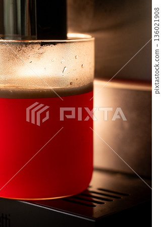 Concentrated and fine oil foam, then penetrated by the glass cup under the irradiation of light. Concentrated and fine oil foam, then penetrated by the glass cup under the irradiation of light. 136021908