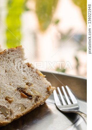 窗邊陽光下的桂圓核桃麵包切片 窗邊陽光下的桂圓核桃麵包切片 136021948