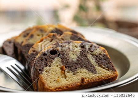 美味的巧克力大理石磅蛋糕切片 136022646