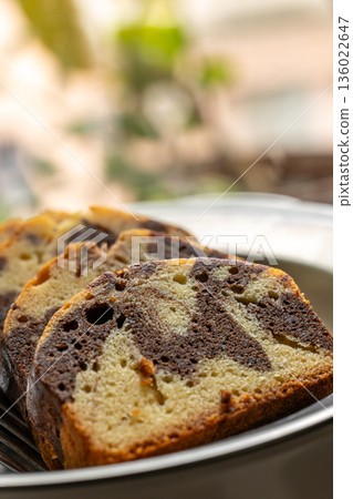 美味的巧克力大理石磅蛋糕切片 136022647