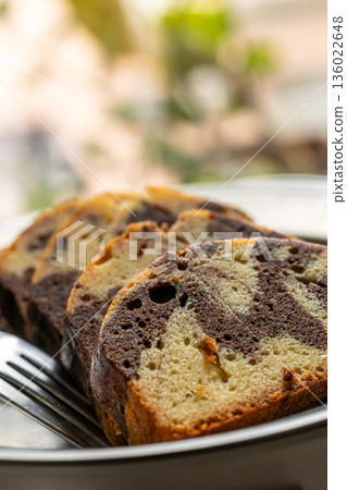 美味的巧克力大理石磅蛋糕切片 136022648