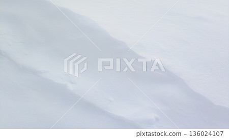 白雪皚皚的田野和冬日背景，陰影柔和。 136024107