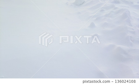 雪地和冬季背景素材，附邊框。 136024108