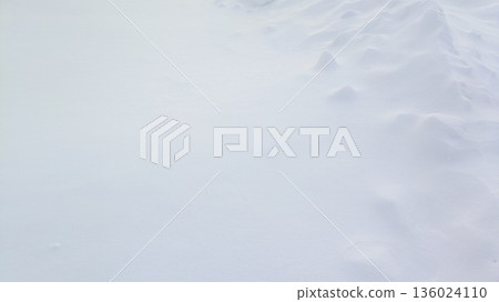 白雪皚皚的冬日背景,雪層起伏。 白雪皚皚的冬日背景,雪層起伏。 136024110