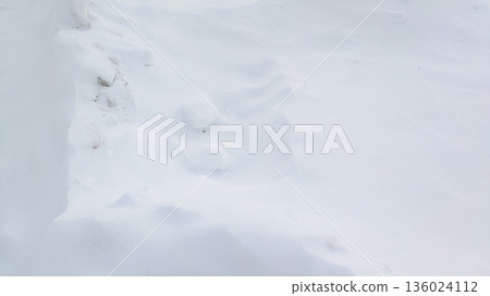 冬季雪景,雪線起伏。 冬季雪景,雪線起伏。 136024112