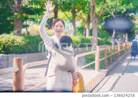 一名背著嬰兒背帶的女子攔下了一輛計程車。 136024258
