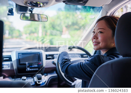微笑女出租車司機 微笑女出租車司機 136024383