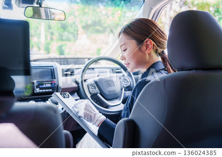 微笑女出租車司機 微笑女出租車司機 136024385