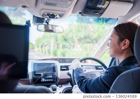 微笑女出租車司機 136024389