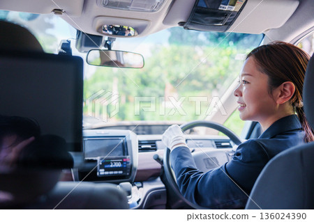 微笑女出租車司機 微笑女出租車司機 136024390