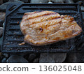 戶外烤盤上烤製的肉類菜餚特寫 戶外烤盤上烤製的肉類菜餚特寫 136025048