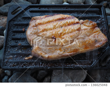 戶外烤盤上烤製的肉類菜餚特寫 戶外烤盤上烤製的肉類菜餚特寫 136025048