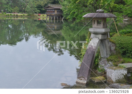 Kenrokuen Garden Kuragaike和燈籠燈籠 Kenrokuen Garden Kuragaike和燈籠燈籠 136025926