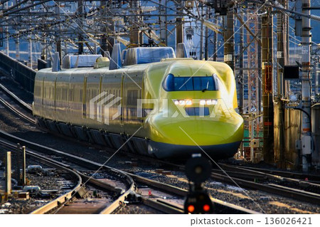 歡快的黃色新幹線列車駛向米原站…東海道新幹線「黃醫師」923系列 136026421