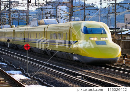 歡快的黃色新幹線列車駛向米原站…東海道新幹線「黃醫師」923系列 136026422