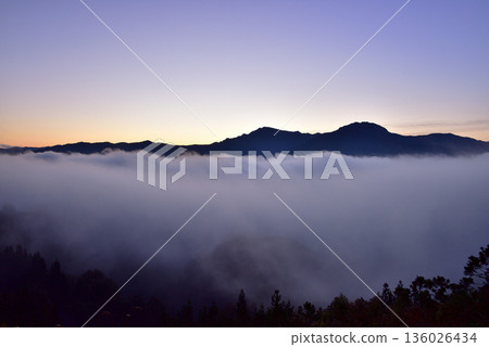 從浦佐/矢子比林堂東屋看魚沼盆地的雲海 136026434