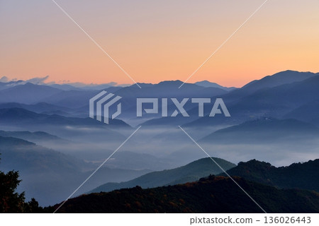 從潮見峠出發的中邊線（熊野古道）的雲海（霧） 136026443