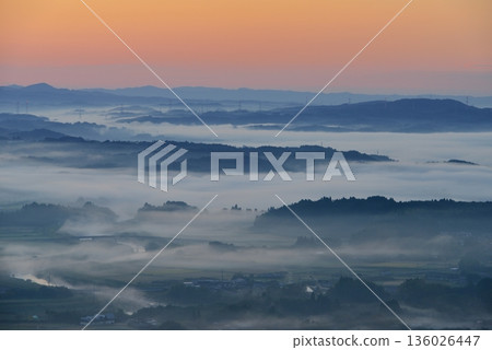 從鳥神岡（伊佐富士）山頂眺望伊佐盆地的雲海 136026447