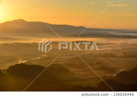 Sea of clouds in the Isa Basin from the summit of Torigamioka (Isa Fuji) 136026448