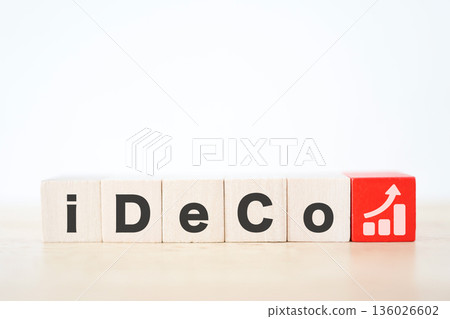 Asset formation with iDeCo. Image of a cumulative investment with an upward graph. 136026602