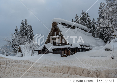 越中縣五簇山市相倉合掌造風格村落的雪景 越中縣五簇山市相倉合掌造風格村落的雪景 136028281