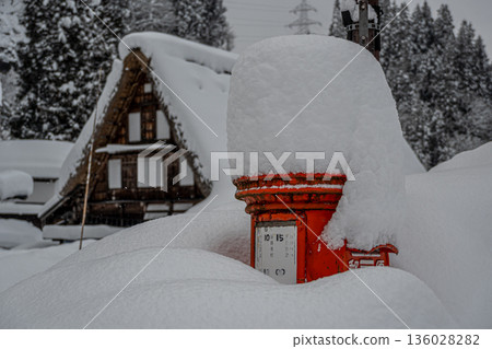 越中縣五簇山市相倉合掌造風格村落的雪景 越中縣五簇山市相倉合掌造風格村落的雪景 136028282
