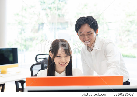 Business people working in the office Business people working in the office 136028508