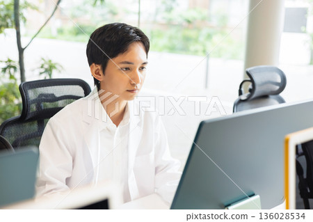 一件白大褂男 136028534