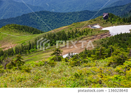 Komanoya hut seen from just below the summit of Aizu-Komagatake 136028648