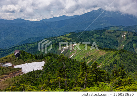 Komanogoya and Hiuchigatake seen from just below the summit of Aizu-Komagatake Komanogoya and Hiuchigatake seen from just below the summit of Aizu-Komagatake 136028650