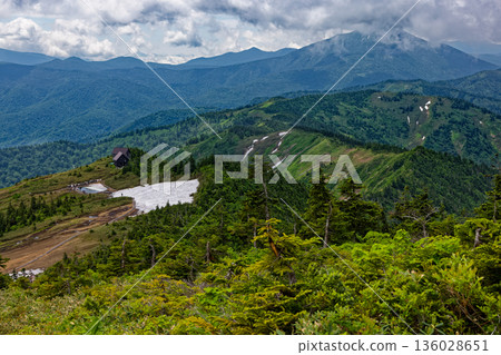 Komanogoya and Hiuchigatake seen from just below the summit of Aizu-Komagatake Komanogoya and Hiuchigatake seen from just below the summit of Aizu-Komagatake 136028651
