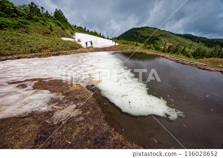 白雪皚皚的駒之池和會津駒嶽山頂 白雪皚皚的駒之池和會津駒嶽山頂 136028652