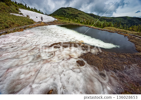 白雪皚皚的駒之池和會津駒嶽山頂 136028653