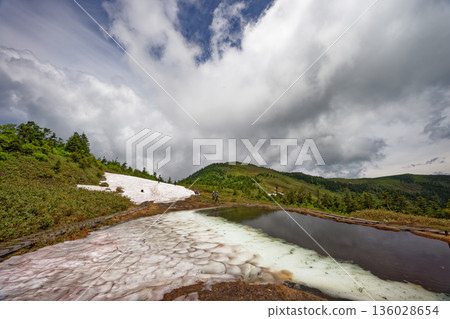 Snow-covered Komanooike Pond and the summit of Aizu-Komagatake Snow-covered Komanooike Pond and the summit of Aizu-Komagatake 136028654