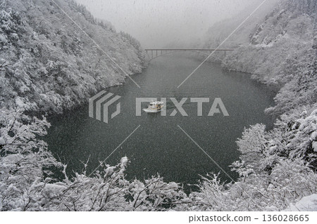 Snowy scenery of Shogawa Gorge Snowy scenery of Shogawa Gorge 136028665