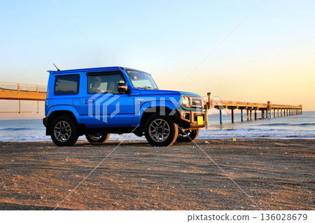 一輛外觀可愛的正宗四輪傳動車…「吉姆尼」和蘇達哈馬海灘的晨曦 136028679