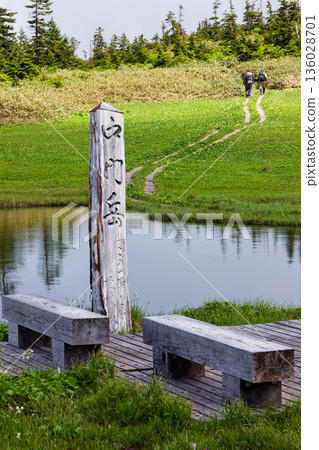 Nakamon Pond and climbers on the Aizu-Komagatake ridge Nakamon Pond and climbers on the Aizu-Komagatake ridge 136028701