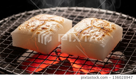香氣四溢的米糕在爐膛的炭火上烘烤至膨脹。 136028947