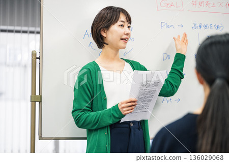 一位年輕的女員工在銷售會議上發言 136029068