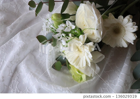 新娘與白色鮮花的合影 新娘與白色鮮花的合影 136029319