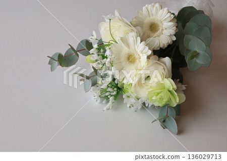 新娘與白色鮮花的合影 136029713