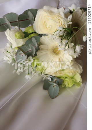 新娘與白色鮮花的合影 新娘與白色鮮花的合影 136029714
