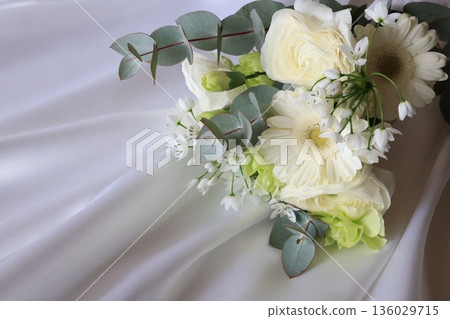 新娘與白色鮮花的合影 136029715