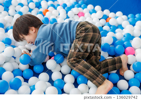男孩在球池玩 男孩在球池玩 136029742
