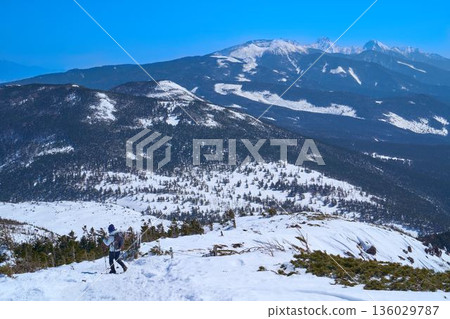 冬季,登山者從長野縣知野市(佐久保町)北橫岳南峰攀登,東南方向可遠眺島垣山、茶臼山和南八岳。 冬季,登山者從長野縣知野市(佐久保町)北橫岳南峰攀登,東南方向可遠眺島垣山、茶臼山和南八岳。 136029787